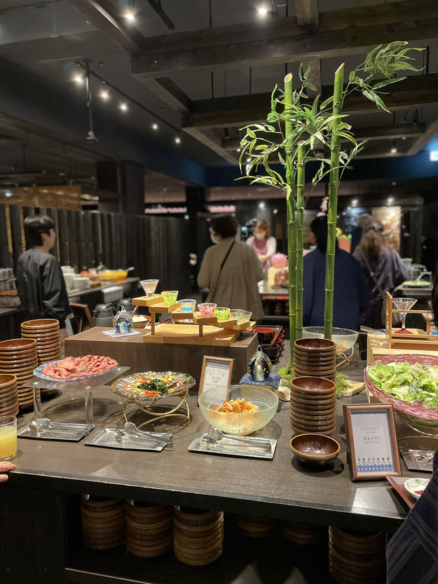 【青森×星野リゾート 青森屋】割烹着姿のお母さんが配膳してくれるビュッフェ