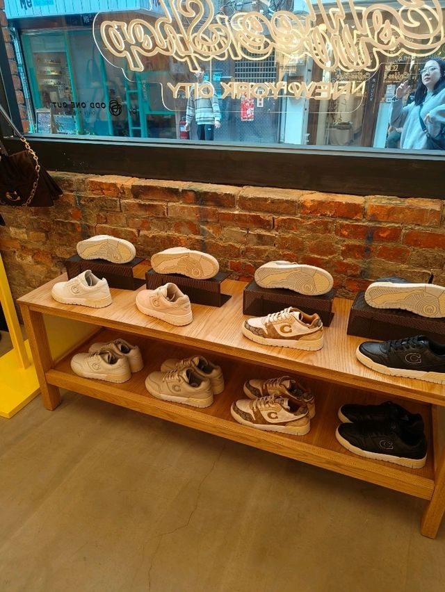 Coach Coffee Shop – Chic, Sweet & Instagram-Ready