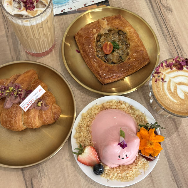 super cute dessert you might leave the cafe starving