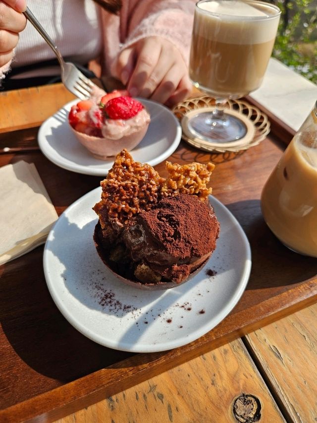 お店の中に桜がある!?桜を見ながらくつろげるカフェ🌸