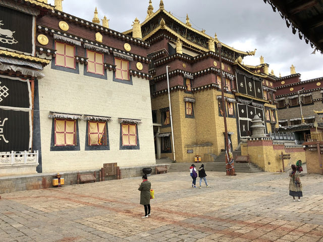 【松賛林寺｜Songzanlin Monastery】 “ミニポタラ宮”とも呼ばれる、チベット文化が息づく壮麗な寺院