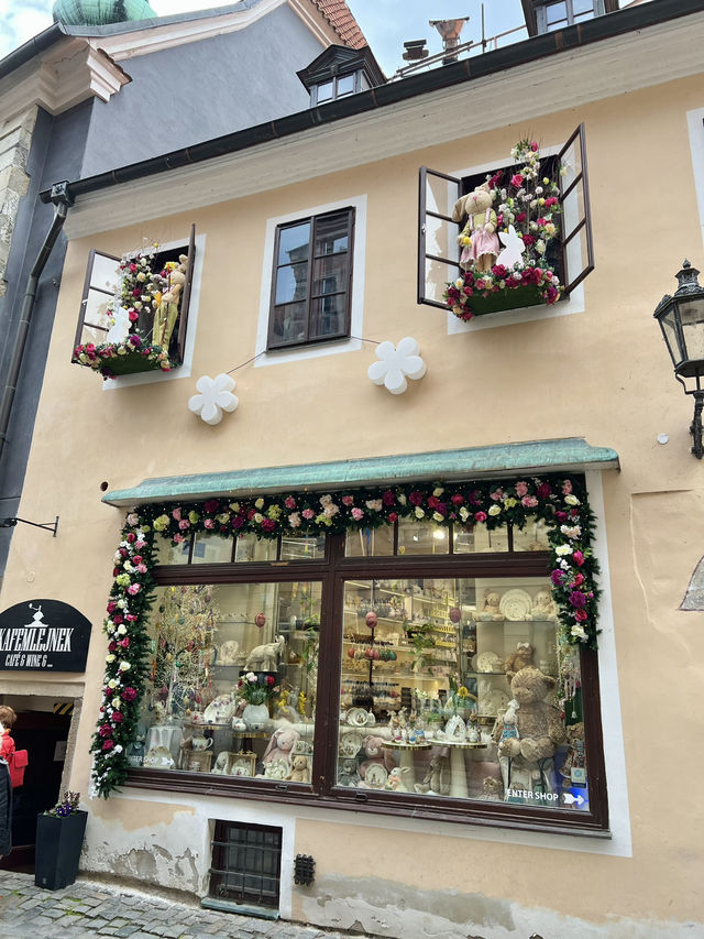 Wandering Through Český Krumlov – Cobblestones, Cafés & Fairytale Vibes
