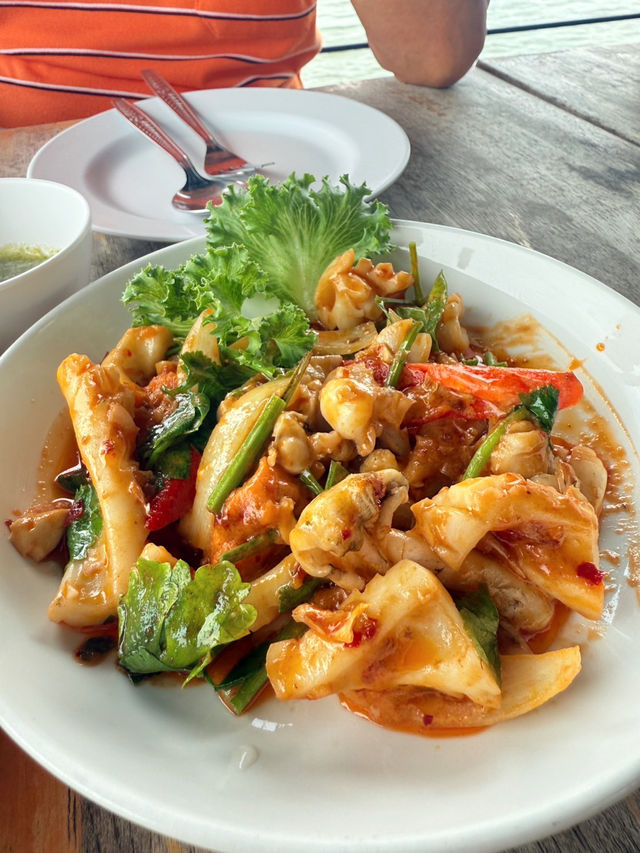 อาหารทะเลสด อร่อย ต้องร้านลมพันท้าย สมุทรสาคร