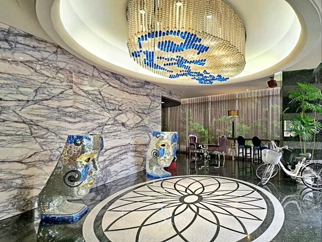 這間旅館根本是飯店界的樂園吧！我們這次入住 #台中水雲端旗艦概念旅館，從房內KTV、按摩浴缸、蒸氣室，到Switch電玩、親子遊樂區，根本捨不得退房！