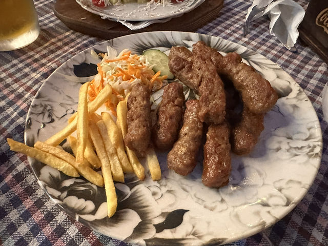 【Skopje｜銅像が立ち並ぶ“テーマパークのような首都”を歩く】  北マケドニアの首都で、日本ともゆかりのある街並み