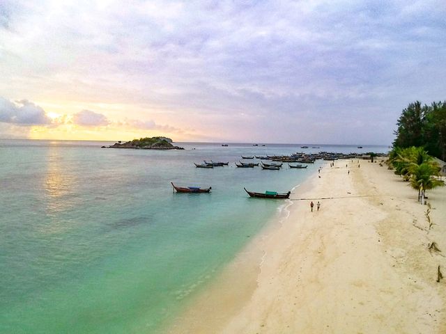 🌴✨ เที่ยว “เกาะหลีเป๊ะ” เกาะที่เปิดตลอดปี! 🌤️🏝️