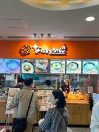 🍜機場裡的平價飽足感！那霸空港「はなまるうどん」烏龍麵與炸物自由搭配超滿足