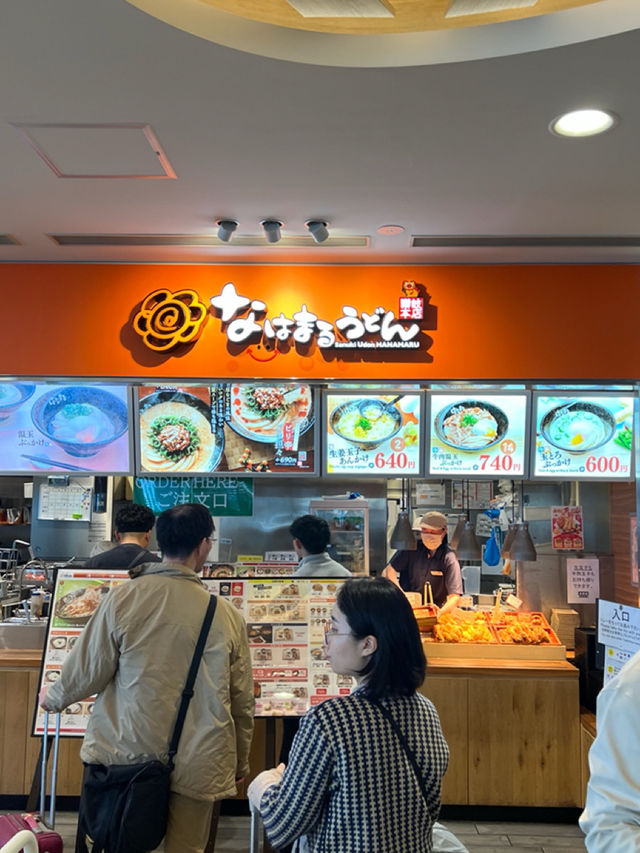 🍜機場裡的平價飽足感！那霸空港「はなまるうどん」烏龍麵與炸物自由搭配超滿足