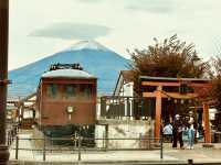 富士山。天空鳥居。楓葉