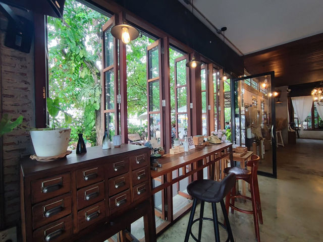 タイの小さな町で見つけた、特別なカフェ時間☕ #シンブリーカフェ