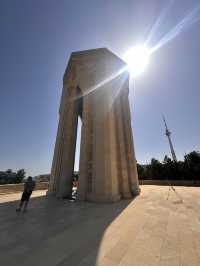 【Shahidlar Monument／殉教者記念碑｜バクー・高台に佇む“永遠の炎と追悼の塔”】