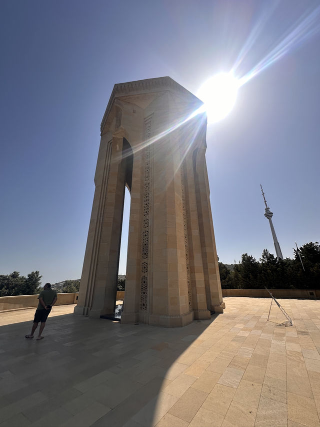 【Shahidlar Monument／殉教者記念碑｜バクー・高台に佇む“永遠の炎と追悼の塔”】