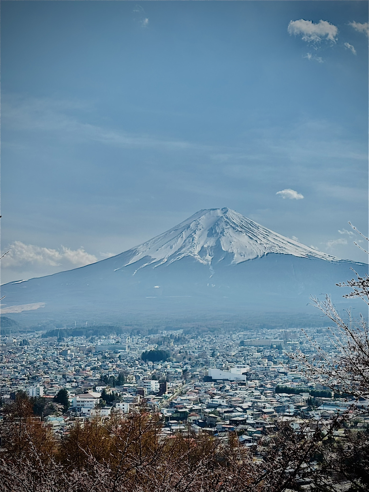 富士山一日汽車之旅，沿途風光旖旎，景點令人難忘。首先前往河口湖欣賞富士山倒影，接著造訪忠靈塔，飽覽全景。順道參觀忍野八海，這是一個寧靜的村莊，擁有清澈的湧泉池。探索富士山世界遺產中心，了解這座山的歷史。如果時間允許，可以在富士急樂園享受刺激，或在附近的溫泉放鬆身心，欣賞這座標誌性山峰的美景。