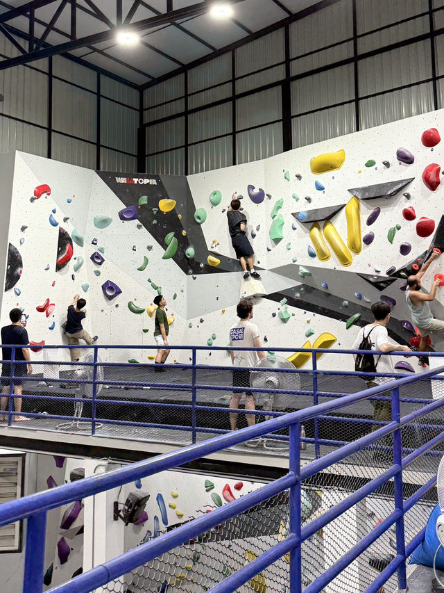 Discover an indoor climbing at Main Wall! Located in Chiang Mai’s old town🧗‍♂️🌿  