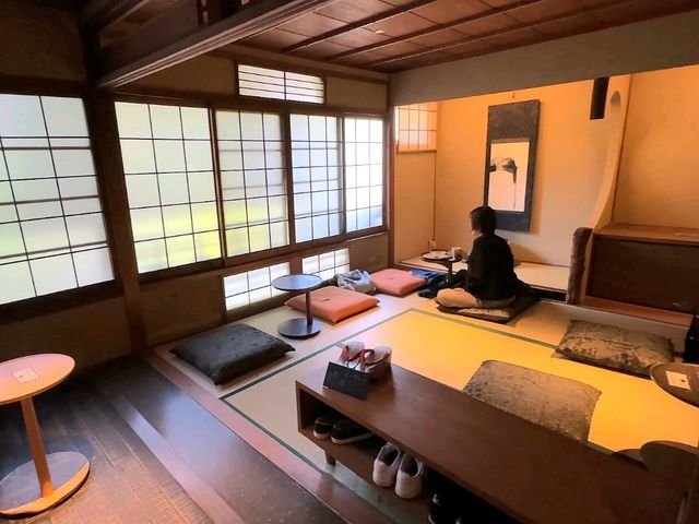 Kyoto’s Tatami Starbucks – A Coffee Shop Steeped in Tradition