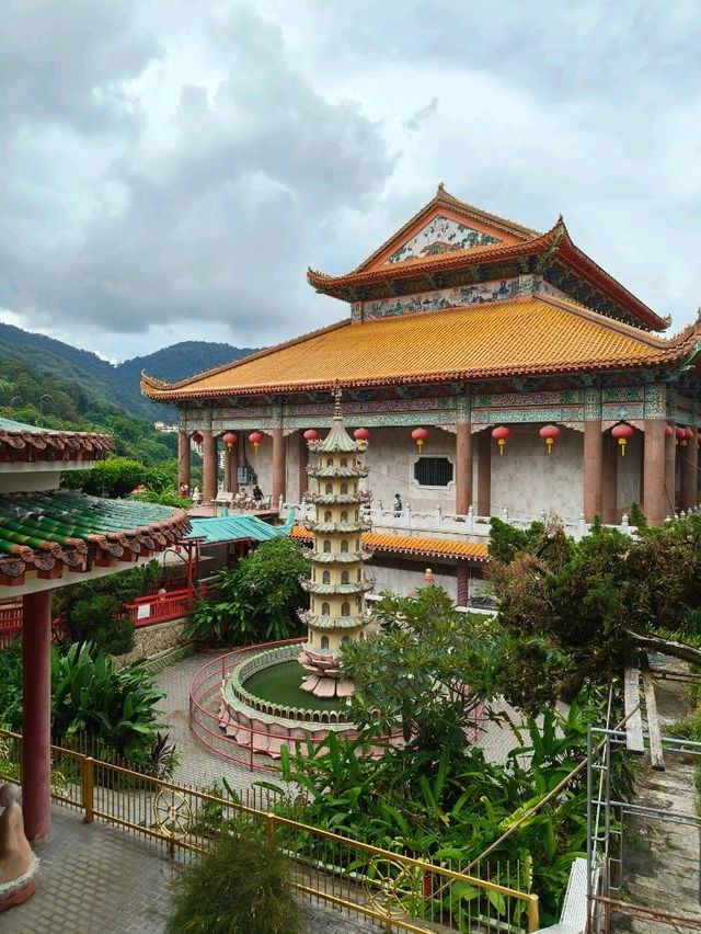 A Calm and Beautiful Temple Visit in Penang