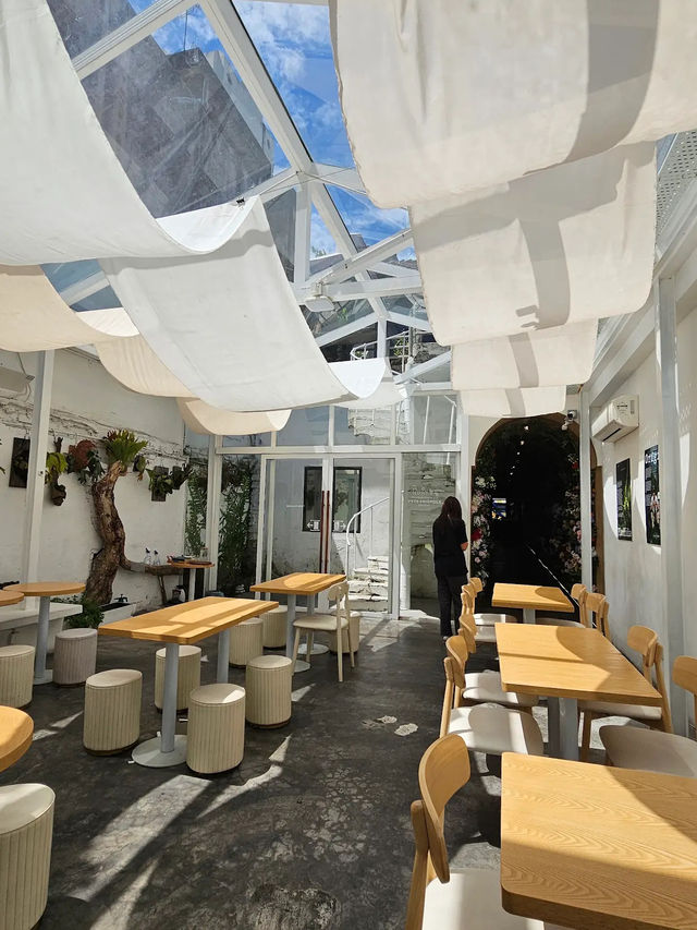 Black Walls, White Light, Spillstone’s Dual Personality