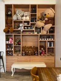 Lee’s Café & Bar: Where Every Table Has a Teddy