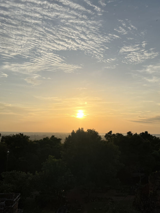 🛕 Sunset at Bayon Temple — A Once-in-a-Lifetime Moment You’ll Never Forget