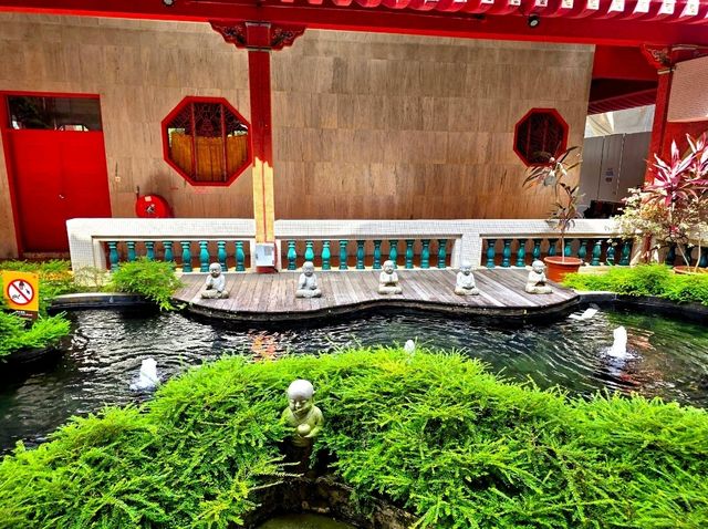 A hidden Japanese garden between the temples