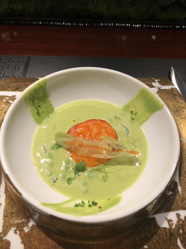 Dining at Joël Robuchon Hong Kong: A Culinary Masterpiece 🇭🇰