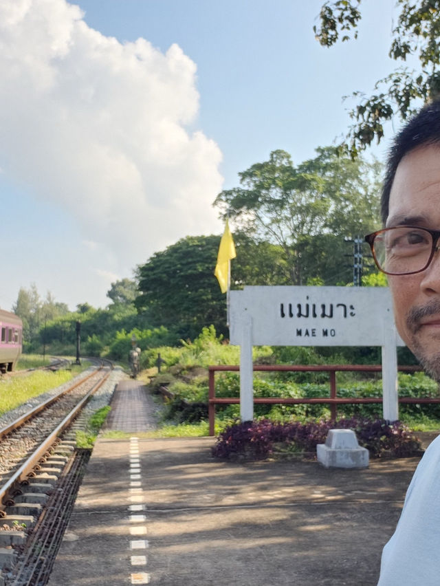 สถานีแม่เมาะจุดพักสำหรับมือเช้าในบรรยากาศท้องถิ่น