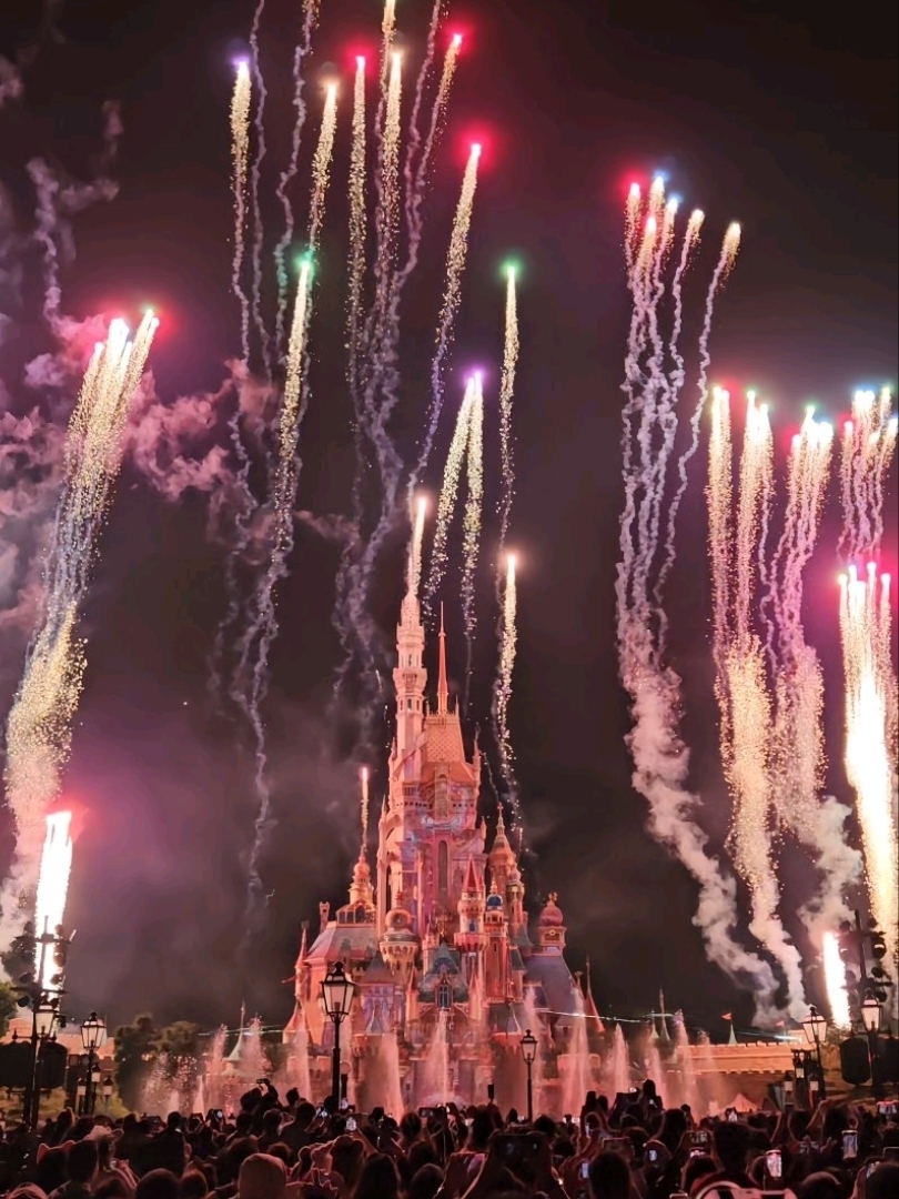 

When you come to Hong Kong, how can you miss the magical Hong Kong Disneyland🏰? From the classic Sleeping Beauty Castle to the thrilling Big Grizzly Mountain Runaway Mine Cars🎢, and the kids’ favorite Toy Story Land🤖, every corner is full of surprises! Whether it’s taking photos with Disney characters📸 or watching the spectacular fireworks show🎆, you’ll instantly be transported into a fairy tale world.

The park also offers a variety of exclusive snacks🍦 and souvenirs🎁, making every step filled with memories. Whether it’s a romantic date💑, a family trip👨👩👧👦, or fun with friends, Hong Kong Disneyland is a must-visit dreamy check-in spot! Come and make your Disney dream come true✨!
