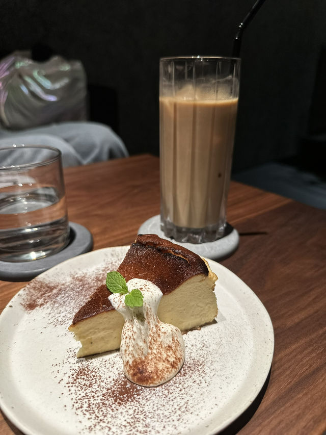 【表参道】おしゃれすぎるアートなカフェ