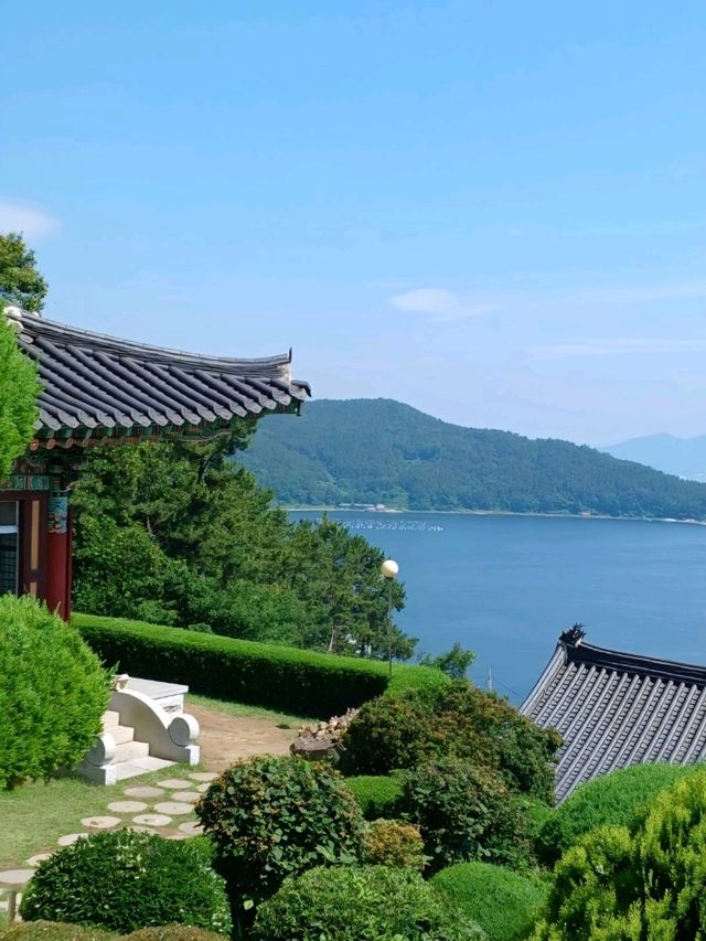 조용하고 평화로운 분위기의 작은 사찰