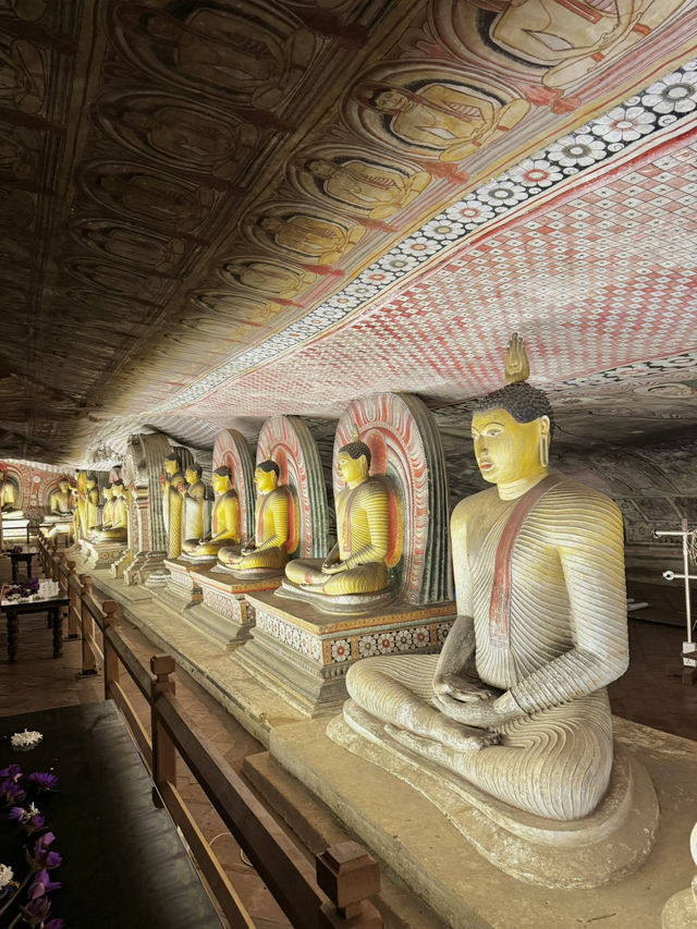 スリランカで仏教の聖地といえばここ!【ダンブッラ石窟寺院】🛕✨ スリランカで仏教の聖地といえばここ!【ダンブッラ石窟寺院】🛕✨