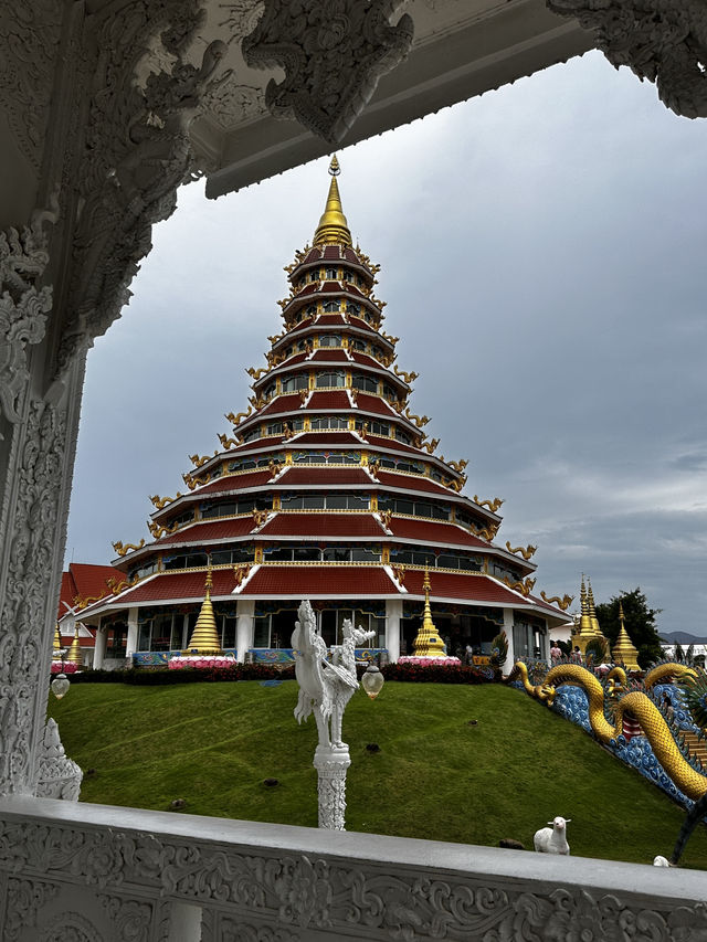 Wat Huay Pla Kang the peace dragons tower 