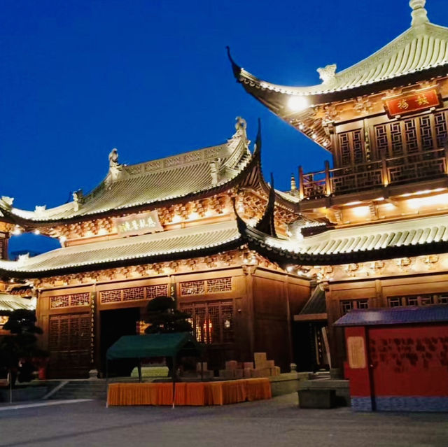 A Photographer's Canvas of Traditional Beauty and Spiritual Light