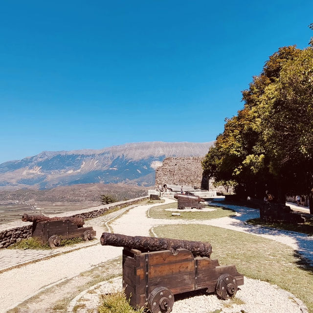 🏰✨ Solo Time Traveler’s Dream: Gjirokastër Castle – Albania’s Stone Giant 🏰✨ Solo Time Traveler’s Dream: Gjirokastër Castle – Albania’s Stone Giant