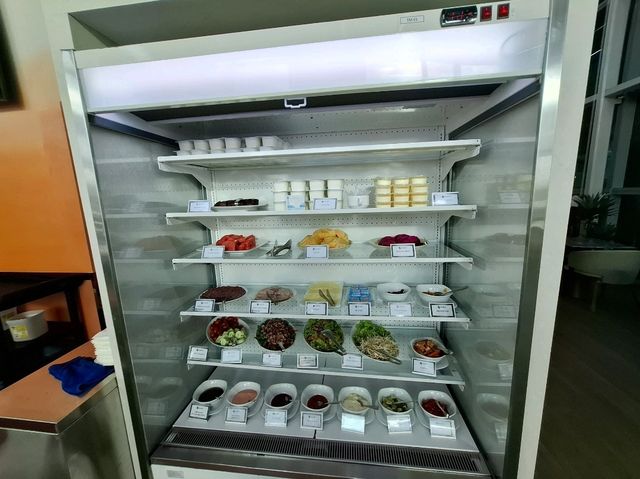 富國島機場候機，走進 THE Sens Lounge，立刻被高挑採光與現代設計吸引