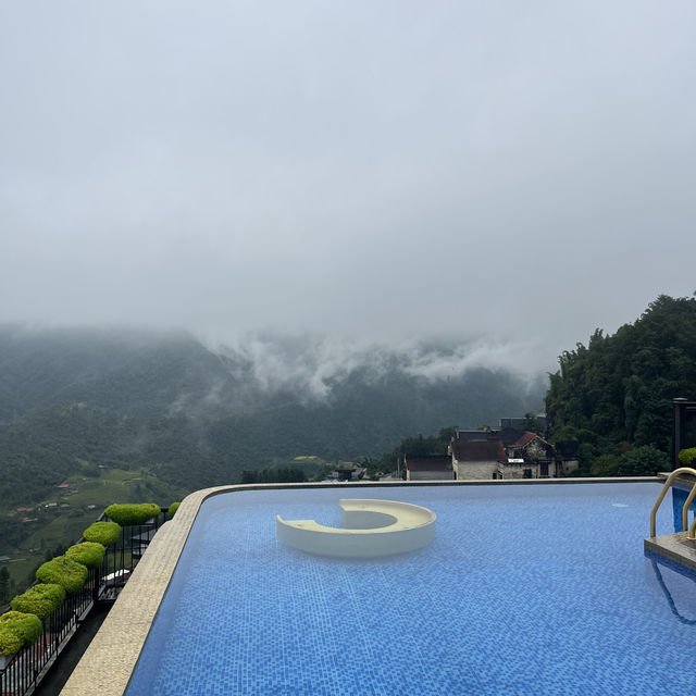 낮게 깔린 구름을 바라보며 수영할 수 있는 사파 호텔 💚
