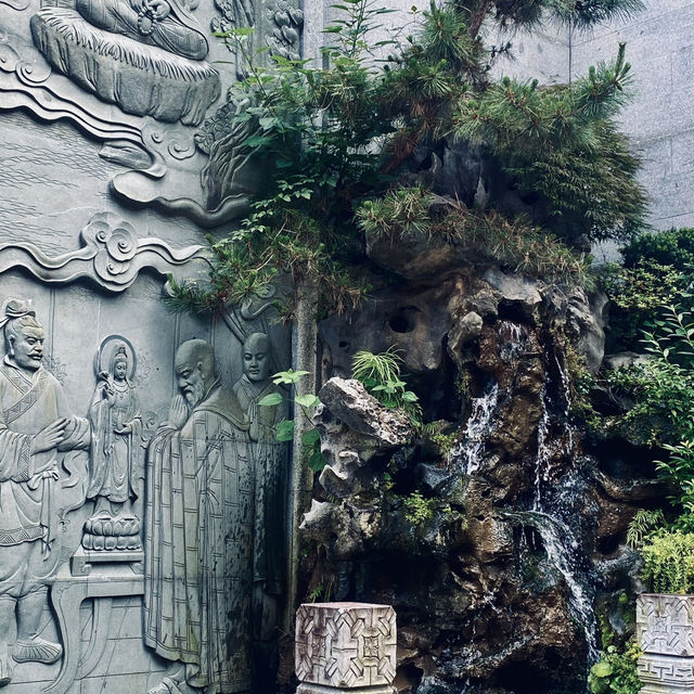 Hangzhou’s Temple Glow✨