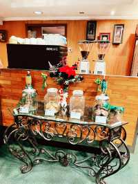 Seattle Coffee & Tea: Elegant Ambience with Exceptional Coffee and Pastries 