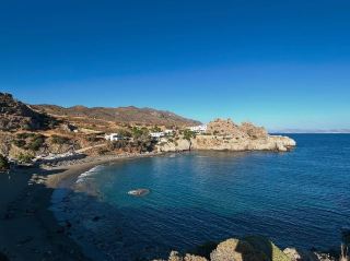 在克里特島的阿吉奧斯·帕夫洛斯海灘放鬆身心
