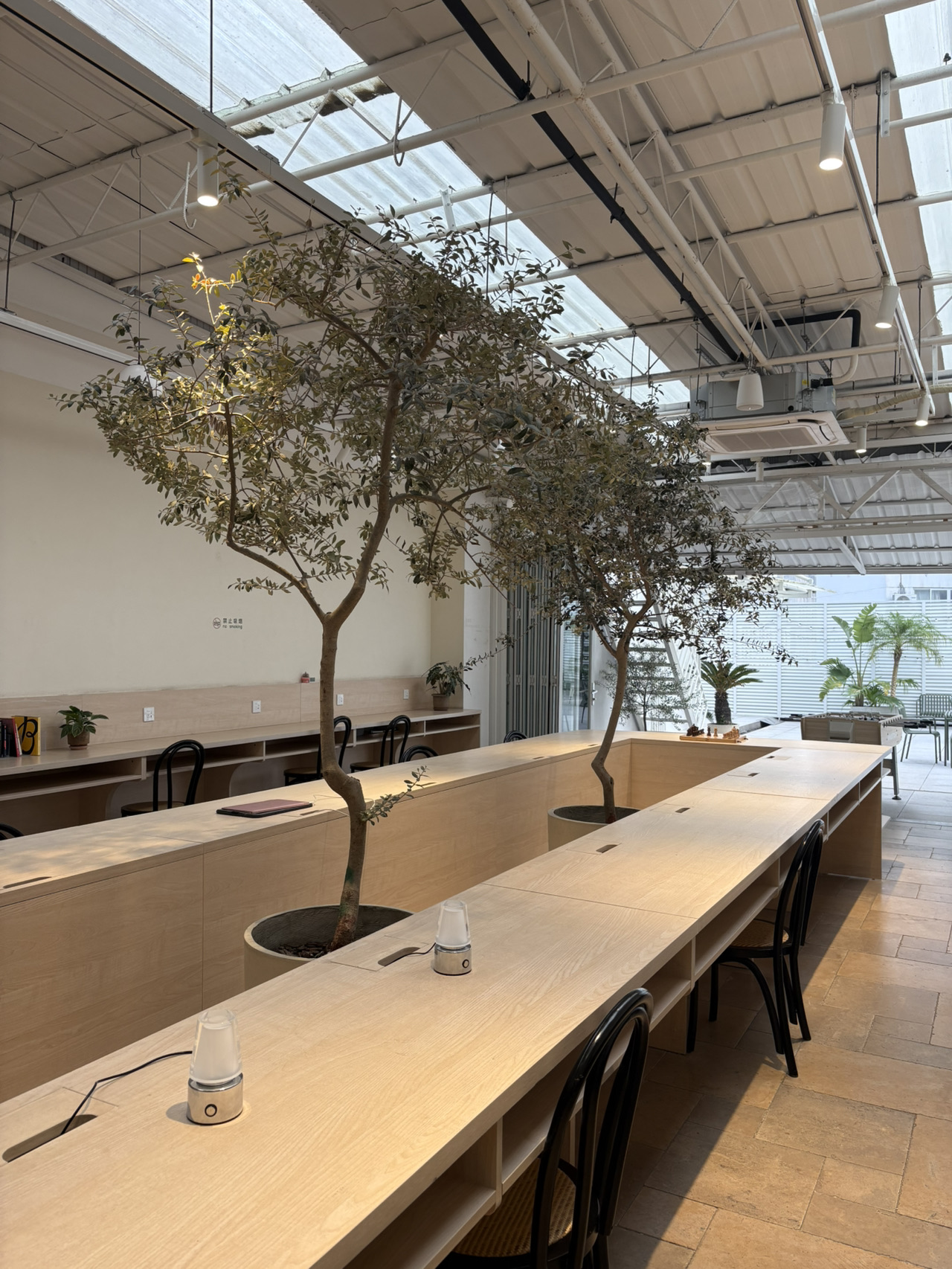 Here are some great budget-friendly accommodations near People's Square and the Bund for your Shanghai trip.

🏠 Hi Cozy Youth Hostel

📍 Hairdryer, shampoo, conditioner, and towels available
💸 Double room with private bathroom - ₩120,000 for 3 nights
🧃 Lawson convenience store 1-minute walk
🏃♀️➡️ 10-minute walk to the Bund
🏃♀️➡️ 5-minute walk from Nanjing Road Station
🥘 ​​Breakfast available (additional charge)

#emotionalaccommodation #shanghaiaccommodation #shanghai