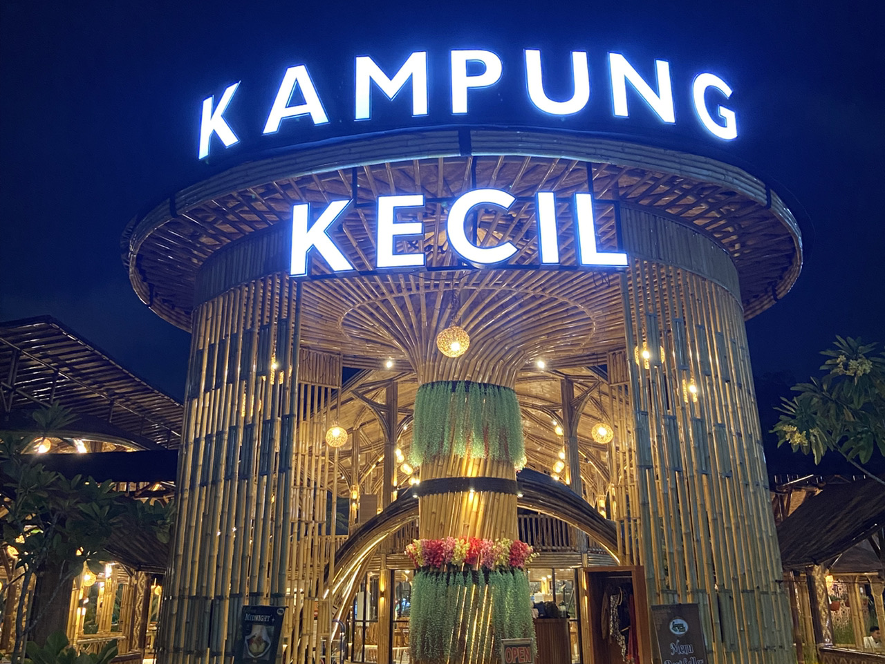 Baru saja mampir ke Jakarta Pusat untuk berbelanja dan menikmati camilan santai! 🛍️✨ Puncaknya? Nongkrong di Grand Indonesia Mall — salah satu pusat perbelanjaan termewah di Asia Tenggara, penuh dengan berbagai macam barang, mulai dari merek internasional hingga barang lokal.

Tempat Wajib Dikunjungi:
Grand Indonesia Mall (Jl. M.H. Thamrin No. 1, buka setiap hari pukul 10.00–22.00): Tempat ini legendaris! Jangan lewatkan Fashion & Beauty Level untuk penawaran menarik, dan kunjungi food court untuk menikmati makanan ringan dengan harga terjangkau.
Kampung Kecil: Ingin menikmati hidangan lokal yang lezat? Tempat ini menyajikan hidangan klasik Indonesia dengan harga terjangkau — cobalah ayam geprek jika Anda ingin rasa yang lebih mantap.
Sarinah (Jl. M.H. Thamrin No. 11, buka setiap hari pukul 10.00–22.00): Department store/pasar ternama di Indonesia — cocok untuk suvenir, batik, dan suasana klasik.
Indomaret: Sempurna untuk menyimpan camilan, air, perlengkapan mandi, atau barang-barang penting lainnya yang terlupa.

Tips pribadi:
Bawalah barang bawaan yang ringan, tetapi bawalah tas jinjing lipat ekstra — Anda akan membutuhkannya untuk membawa tas belanja berisi camilan, kosmetik, dan hadiah.
Jangan lewatkan stan bunga di sekitar mal untuk karangan bunga yang layak diabadikan di Instagram.

Berkeliling:
Lalu lintas Jakarta? Legendaris! Hindari kemacetan dengan menggunakan MRT, bus lokal, atau aplikasi Grab. Semua tempat utama di atas dapat dicapai dengan berjalan kaki dari kawasan Thamrin setelah Anda tiba di sana.

Tips kuliner:
Untuk camilan cepat di sela-sela berbelanja, kunjungi food court Grand Indonesia Mall atau mampir untuk jajanan kaki lima di Sarinah — bahkan minimarket sederhana pun punya pilihan yang luar biasa lezat.

Tips penting:
Sebagian besar toko menerima pembayaran dengan kartu/telepon, tetapi sisihkan uang tunai untuk pedagang kaki lima dan toko bunga.

#JakartaDiaries #MallTrip #IndonesianEats #ShoppingSpree #TravelSmart