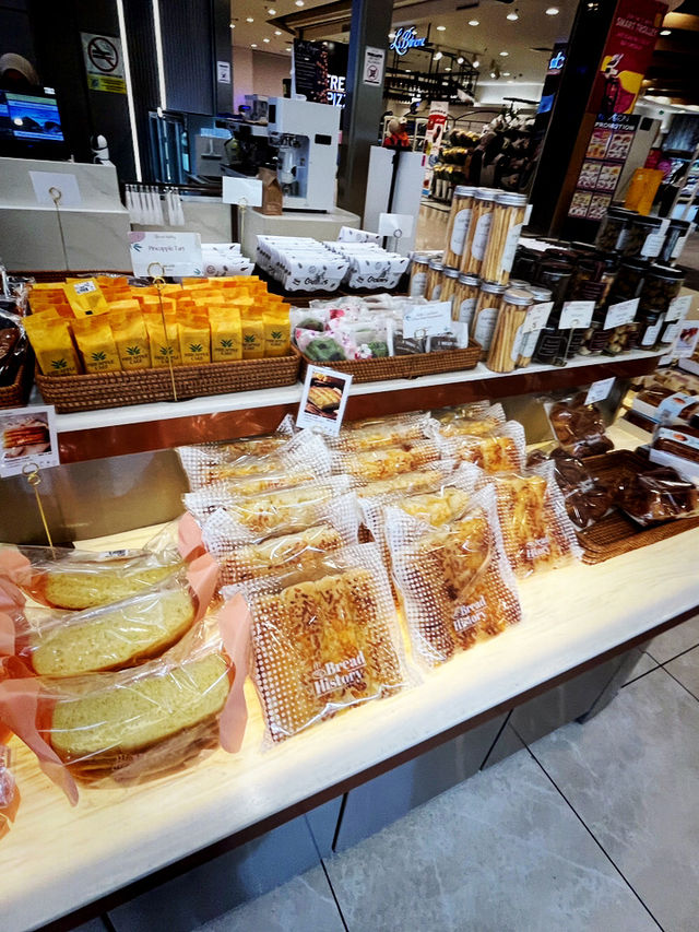 A popular Taichung eatery serving generous, meat-heavy donburi bowls with simple but tasty side dish A popular Taichung eatery serving generous, meat-heavy donburi bowls with simple but tasty side dish