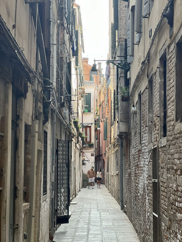 좁은 골목과 작은 운하가 만들어낸 로맨틱한 도시