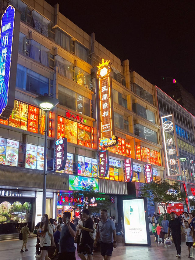 🚶‍♀️ 上海南京東路步行街｜熱鬧X文化X人文—城市裡最璀璨的散步大道