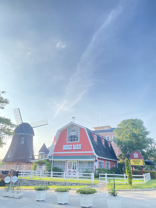 Suasana Eropa yang Estetik di Merci Barn Medan。