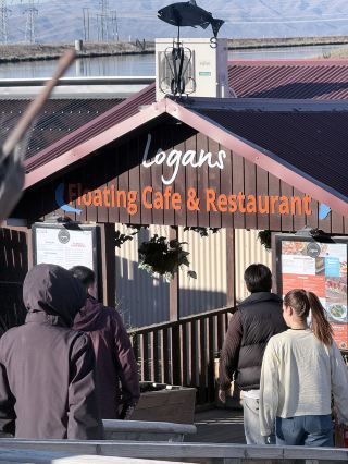 로건스 플로팅 카페 & 레스토랑(Logan’s Floating Cafe & Restaurant)