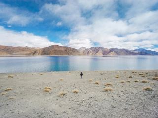[Ladakh Diary · Deep into Spangmik] Less Than 50 km From Tibet! The Ultimate Plaid-Shirt Group Photo Between Ice and Water.