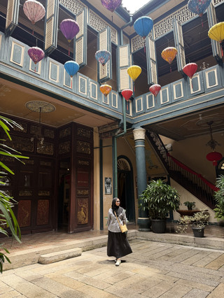Permata Tersembunyi Estetika di Medan 🇮🇩✨
Medan menawarkan suasana yang Instagramable dan pesona yang diremehkan—jangan membuat kesalahan klasik dengan meremehkan perpaduan arsitektur unik kota ini.

Mulailah petualangan urban Anda di Kesawan dengan Tjong A Fie Mansion (Jl. Jend. Ahmad Yani No.105, buka 09:00–17:00), di mana keanggunan Peranakan terpancar dari setiap sudut. Jelajahi aula-aulanya yang berornamen, abadikan foto tangga-tangga vintage dan halaman-halaman yang lapang—berdirilah di balkon untuk mendapatkan sudut foto terbaik dengan bangunan-bangunan bersejarah kota sebagai latar belakang Anda. Dari sana, berjalanlah ke Pos Bloc Medan, tempat trendi untuk menikmati kopi atau camilan kreatif. Interior industrial-keren dan muralnya sangat cocok untuk foto candid, dan juga ideal untuk istirahat santai di antara kunjungan wisata.

Selanjutnya, kunjungi Maimun Palace (Jl. Brigjend Katamso No.370, buka 08:00–18:00) di Medan Maimun. Kagumi arsitektur kerajaan berkubah emas, dan di dalamnya, abadikan ruang singgasana yang mewah. Di luar, abadikan fasad ikonik yang dibingkai oleh pohon palem—wajib ada di galeri foto Anda. Jika memungkinkan, datanglah lebih awal untuk menghindari keramaian dan menikmati suasana kerajaan.

Tips: Lalu lintas di Medan bisa tidak terduga, jadi rencanakan waktu ekstra di antara pemberhentian. Jangan lupa untuk menjelajahi gang-gang kecil di sekitar Kesawan untuk kesempatan berfoto yang tak terduga, dan berpakaian sopan saat mengunjungi Istana Maimun.

#Medan #PermataTersembunyi #WisataIndonesia #TempatEstetis #EksplorasiPerkotaan