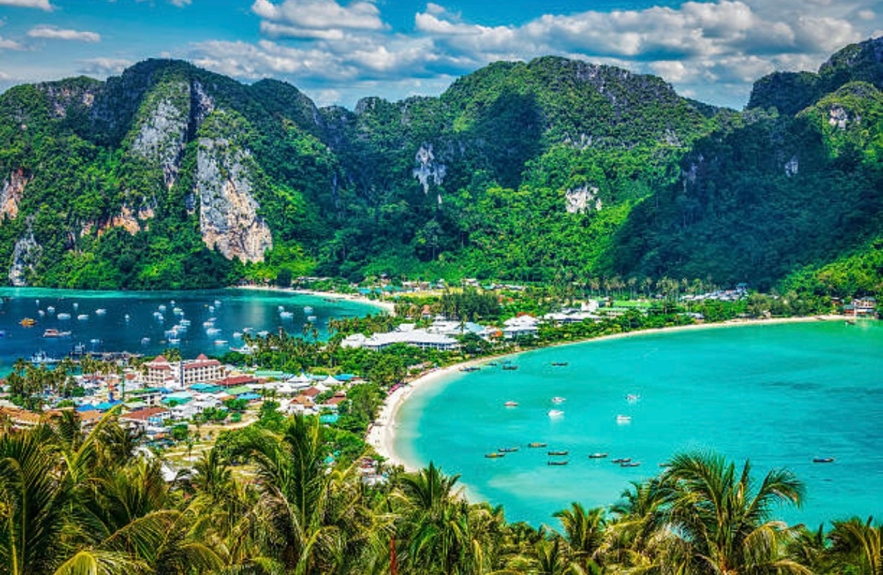 🌴✨ タイ、ピピ島 ― 熱帯の楽園 🇹🇭💙

タイのピピ島で、息を呑むほど美しい景色を堪能しましょう。透き通ったターコイズブルーの海、壮大な石灰岩の断崖、柔らかな白い砂浜、そして緑豊かな風景が織りなす、まさに絵に描いたような楽園です。🌊🏝️

世界的に有名なマヤ湾の美しさから、息を呑むほど美しいラグーン、そして色鮮やかな海洋生物まで、ピピ島のあらゆる場所が夢のような体験を与えてくれます。忘れられないボートトリップを楽しみ、色とりどりの熱帯魚と一緒にシュノーケリングをし、手つかずのビーチでゆったりとくつろぎ、アンダマン海の神秘的な美しさを目の当たりにしてください。

冒険を求める方も、海辺で静かなひとときを過ごしたい方も、特別な旅の思い出を作りたい方も、ピピ島は一生の宝物となる体験をお約束します。 💙

時には、波の音、太陽の暖かさ、そして本当に美しい場所にいるという感覚こそが、最高のセラピーになることがあります。🌞🌴

📍 目的地:タイ、ピピ島 🇹🇭
💎 体験:アイランドホッピング、シュノーケリング、ターコイズブルーのラグーン、そしてトロピカルビーチでのひととき。

海に身を委ね、タイの魅力に心を奪われてください!🌊💙

#ピピ島 #タイ旅行 #マヤベイ #トロピカルパラダイス #アイランドライフ #ビーチ好き #タイ旅行 #世界を探検 #travel2026 #旅行記 #カップル旅行 #自然の驚異