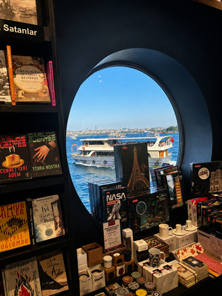 Книжный магазин с видом на океан ✨