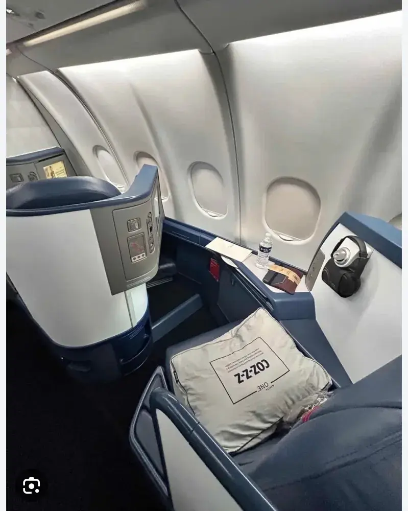 窓側と通路側、どちらが好きですか?その理由も教えてください✈️